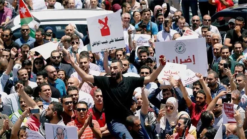 تجدد الاحتجاجات في مدينة الرمثا الأردنية عقب قرارات جمركية.. فيديو
