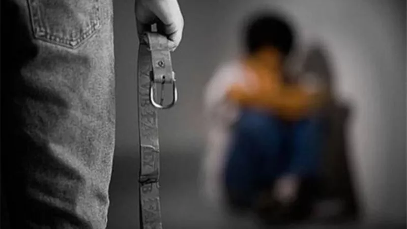 يعتدي على طفل الـ10 سنوات بالضرب لتشاجره مع نجله