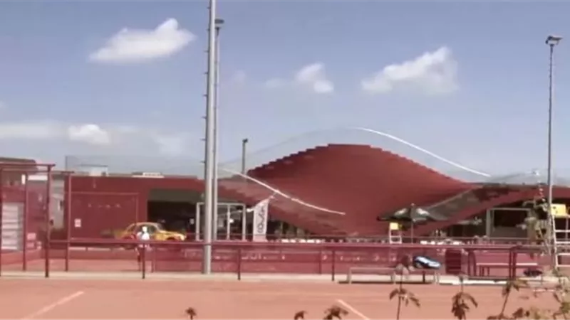 شاهد.. ملعب تنس مدشن على جزيرة مائية فى امستردام