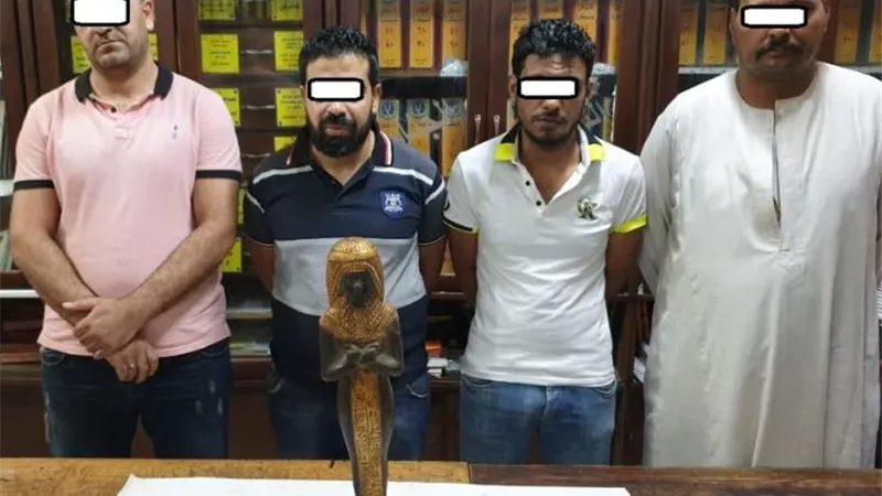 امن القاهرة يضبط 4 اشخاص وبحوزتهم تمثال اثرى بالويلى