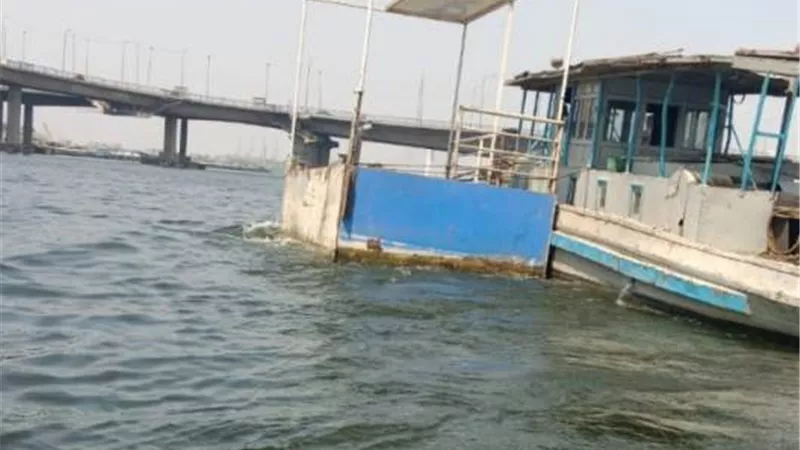 الرى تُزيل عائمة سياحية مخالفة بمرسى جزيرة الزمالك