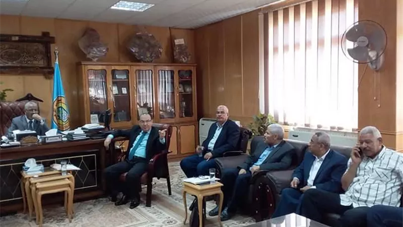 نائب رئيس جامعة الأزهر للوجه القبلي يجتمع بعمداء الكليات