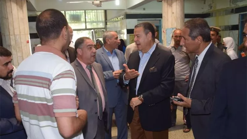 محافظ بني سويف يكافئ ممرضي مستشفى إهناسيا ويحيل المتغيبين للتحقيق