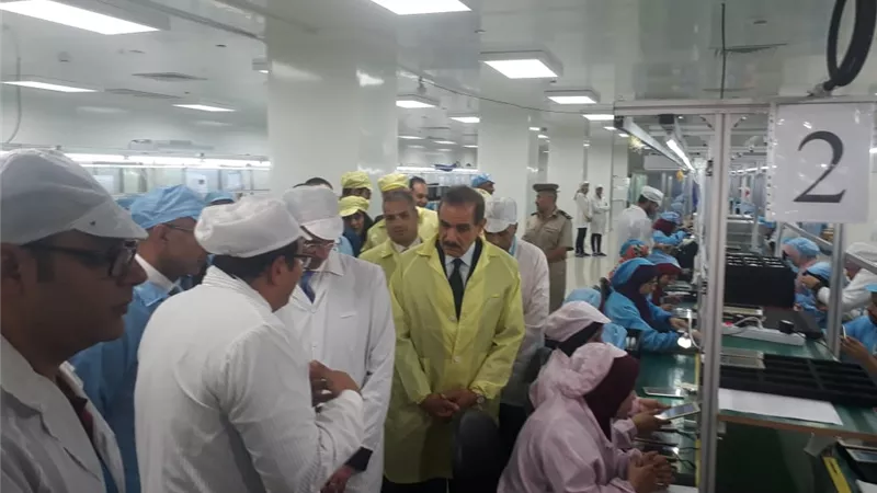 وزير الاتصالات يصل لاسيوط ويتفقد مصنع إنتاج المحمول
