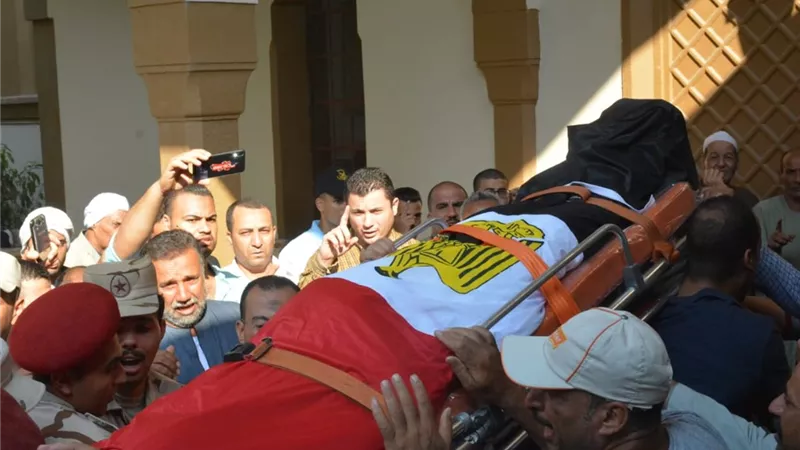 بالصور .. محافظ البحيرة يتقدم الجنازة العسكرية لشهيد الواجب الوطني ابن الرحمانية
