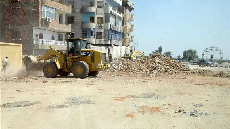 أزالة عقار يعوق تطوير كورنيش النيل ببنى سويف