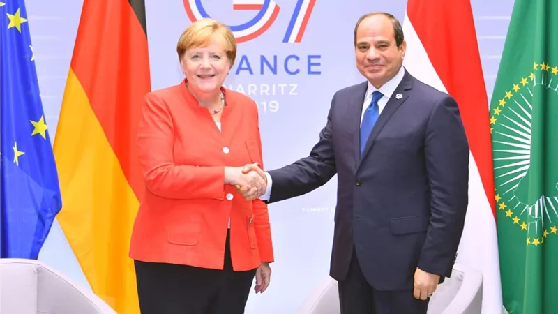 الرئيس السيسي يلتقي المستشارة الألمانية على هامش قمة 