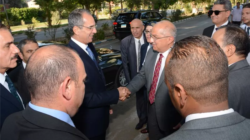وزير الاتصالات خلال زيارته بجامعة أسيوط يشيد بدور معهد تكنولوجيا المعلومات