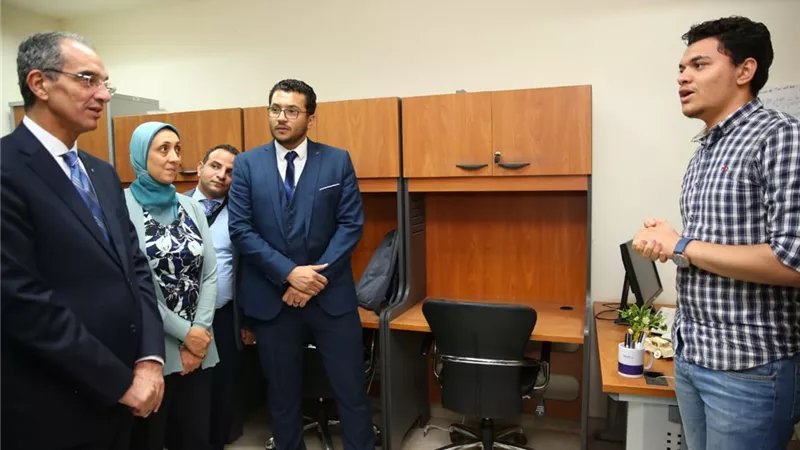 وزير الاتصالات يلتقي رواد الأعمال بحاضنة الابداع التكنولوجي جامعة أسيوط