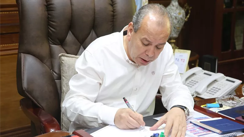 محافظ كفرالشيخ يوقّع 11 عقد تقنين أراضي أملاك الدولة للمستفيدين من المواطنين