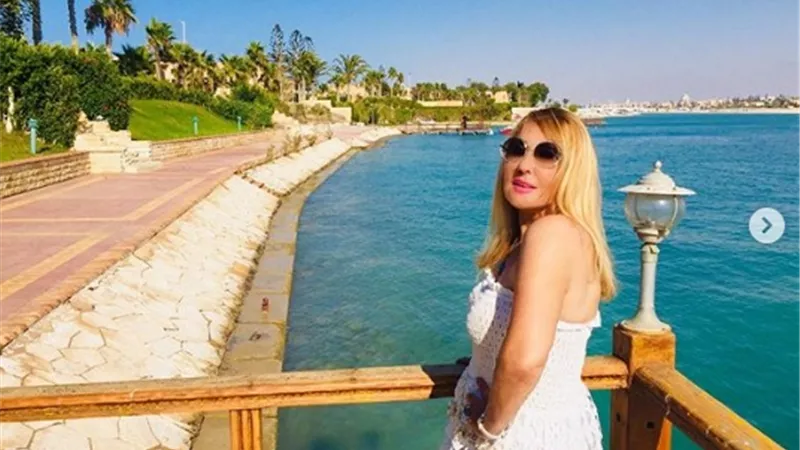 نادية الجندي تتألق بإطلالة شبابية جريئة .. صور