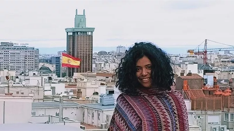 مغنية الفيل الأزرق عن 