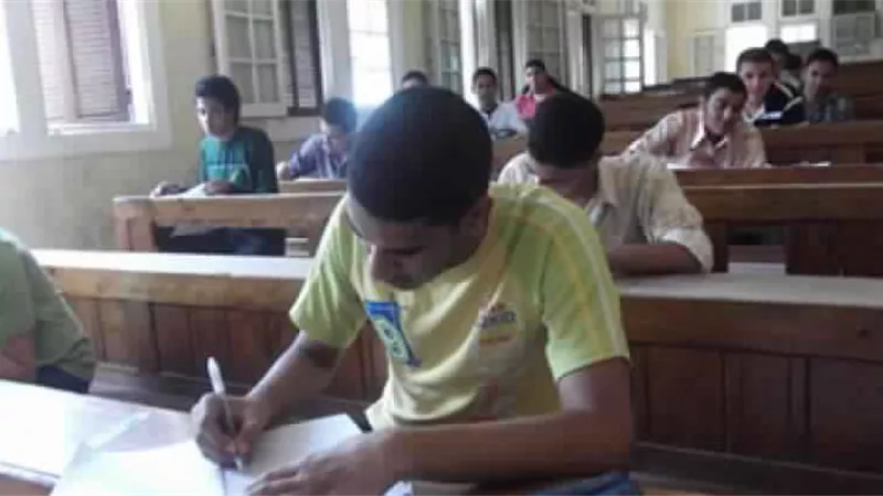 طلاب القسم العلمى دور ثان بالثانوية الأزهرية يختتمون امتحاناتهم بالكيمياء..اليوم