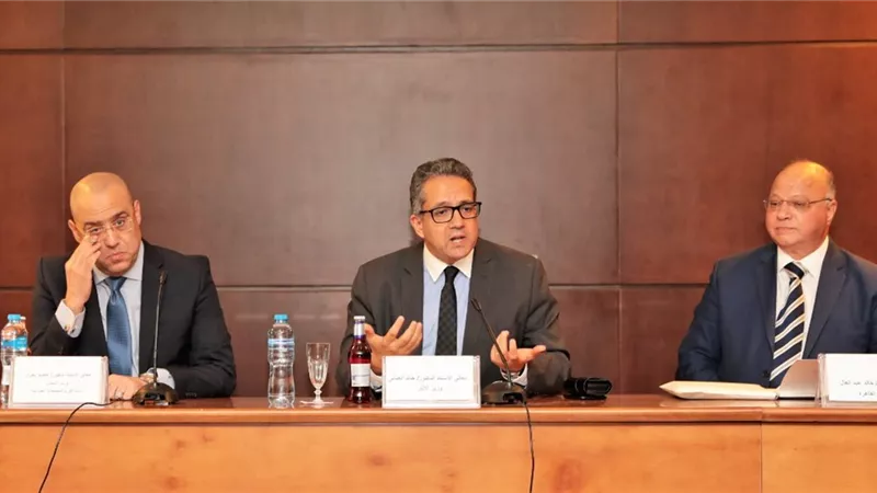 بحث فرص الاستثمار وتقديم الخدمات للزائرين بالمناطق المحيطة بمتحف الحضارة الكبير