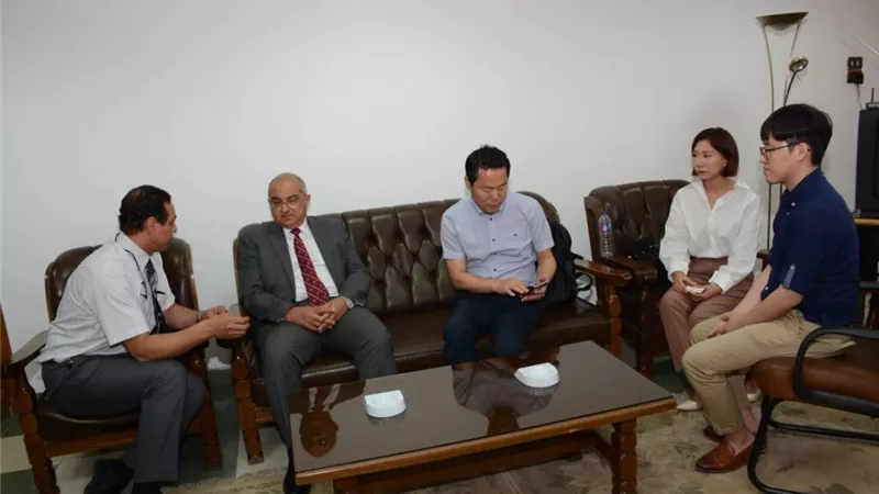 رئيس جامعة أسيوط يلتقي مع وفد كوري لبحث علاج خشونة المفاصل
