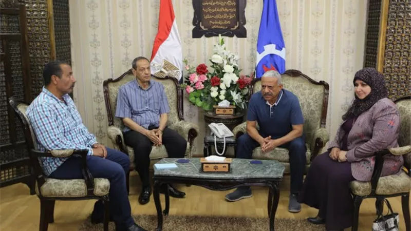 محافظ السويس يلتقي القيادات التعليمية
