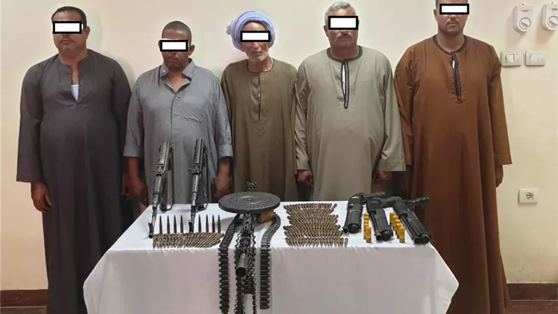 ضبط رشاش و5 بنادق الية وخرطوش في حملة بمركز البداري باسيوط