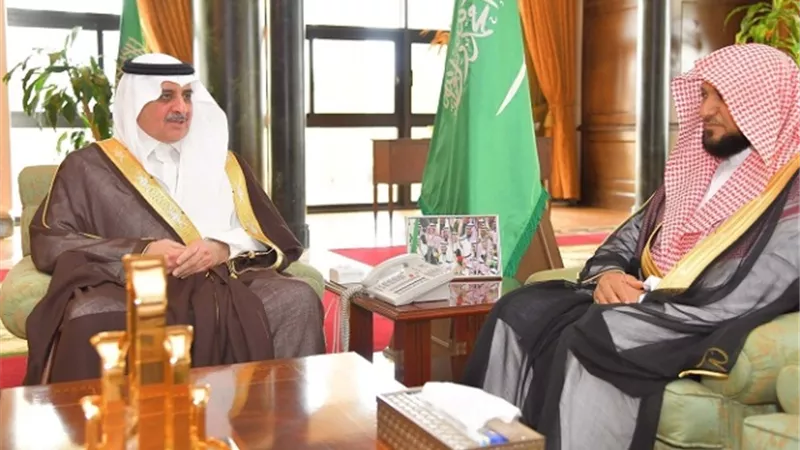 أمير تبوك يستقبل إمام وخطيب المسجد الحرام الشيخ ماهر المعيقلي