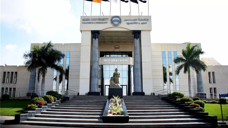 جامعة مصر للعلوم: استحداث نظام تعليمي تفاعلي يحول الكتاب الورقي لديجتال.. و140 منحة لأبناء الشهداء