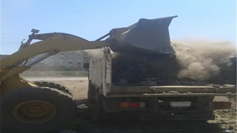 إنزال التربة الزلطية بميدان الصهريج تمهيداً للرصف.. ورفع 300 طن قمامة