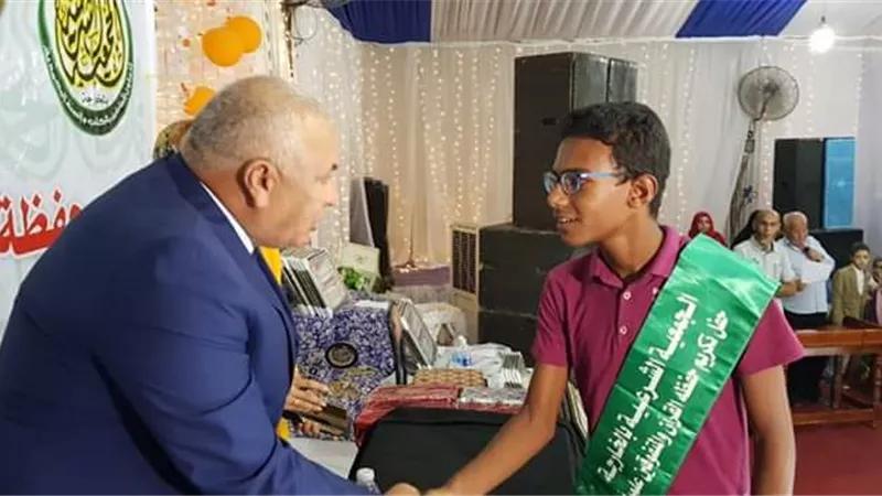 الزملوط يشهد إحتفالية تكريم حفظة القرآن الكريم والمتفوقين علمياً بالوادى الجديد.صور