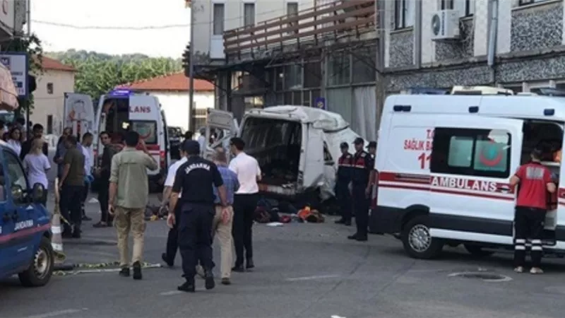 مصرع ٦ مهاجرين واصابة ١٠ بينهم مصريين في حادث سير باليونان