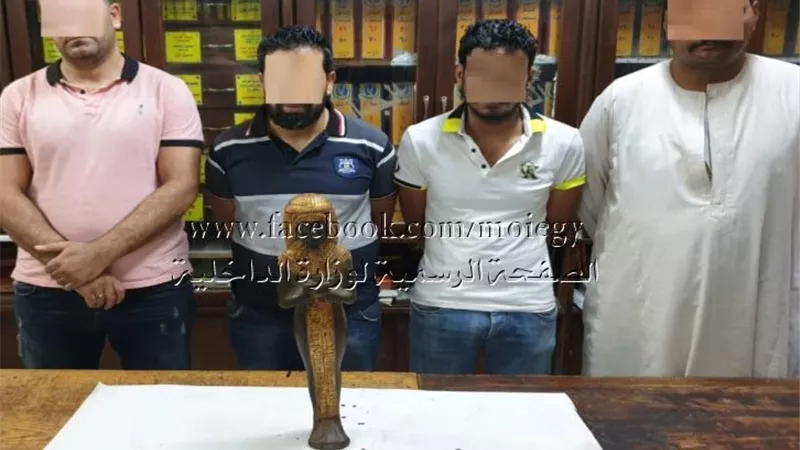 ضبط 4 أشخاص بحوزتهم تمثال خشبى يشتبه فى أثريته
