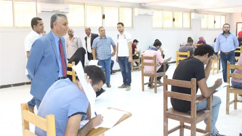 رئيس جامعة جنوب الوادى يتفقد امتحانات الدور الثاني بكلية طب الأسنان