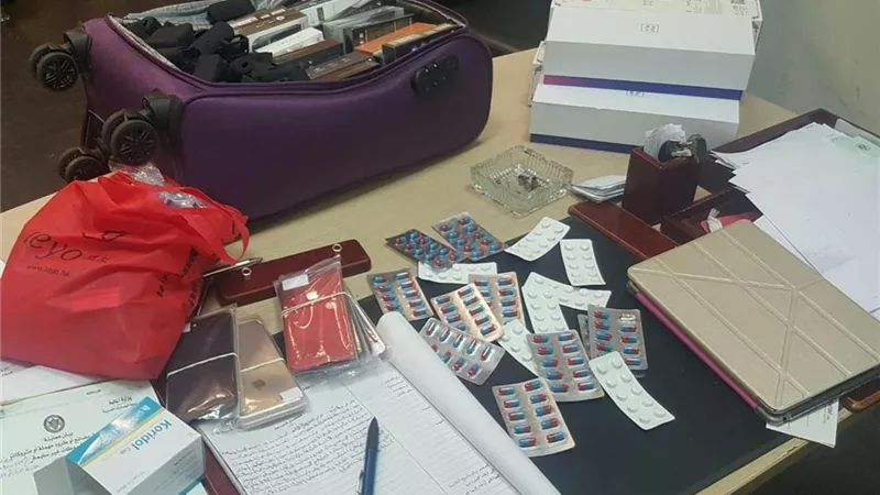 احباط محاولة تهريب اقراص ترامادول وسجائر إلكترونية وتليفونات بالمطار