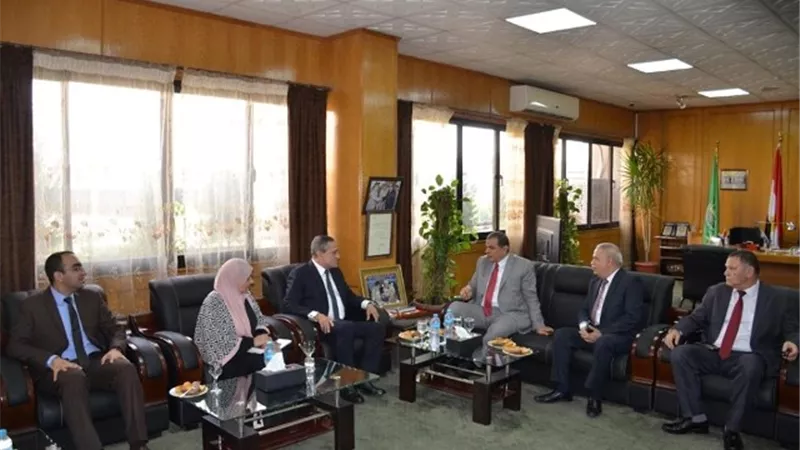 وزير القوى العاملة يكافئ العمال المثاليين في الإسماعيلية