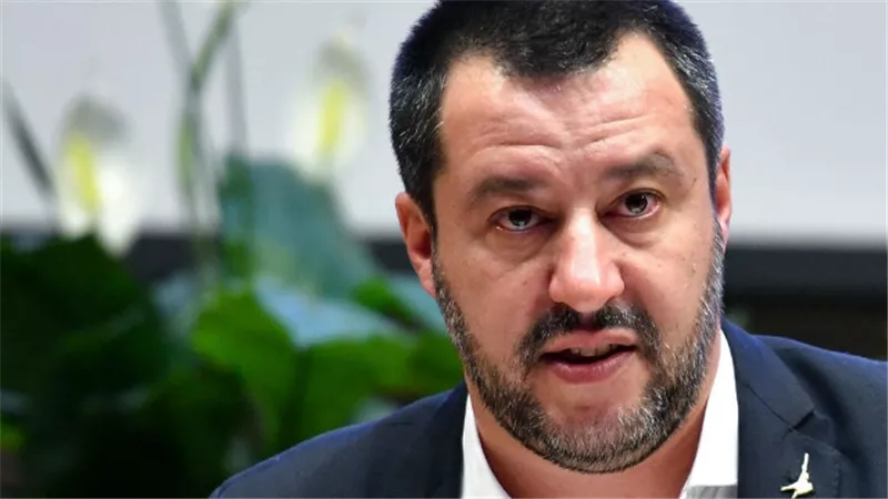 وزير الداخلية الإيطالى يمنع سفينة إغاثية ألمانية من الرسو