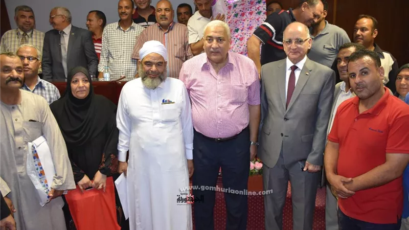 رئيس جامعة السادات يكريم بعض العاملين بالجامعة لبلوغهم سن المعاش