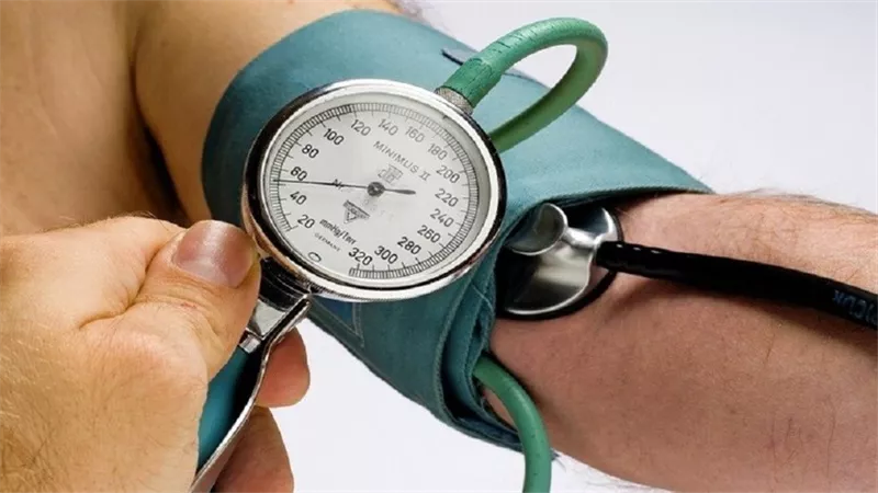 6 علامات تنذرك بانخفاض ضغط الدم .. احذريها