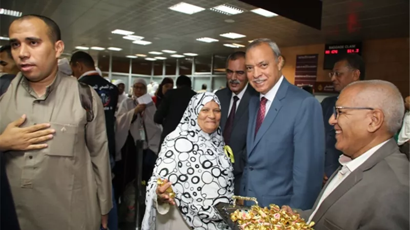 الهجان يستقبل حجاج قنا بمطار الاقصر