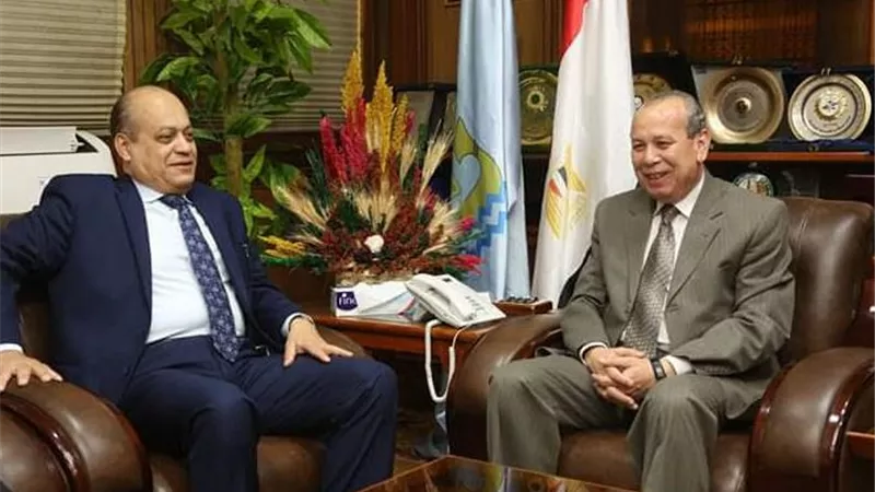 محافظ كفرالشيخ ومساعد وزير المالية يحتفلان بتفعيل برامج الشمول المالي