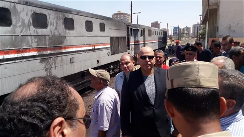 اخماد حريق جرار قطار الإسماعيلية ..صور