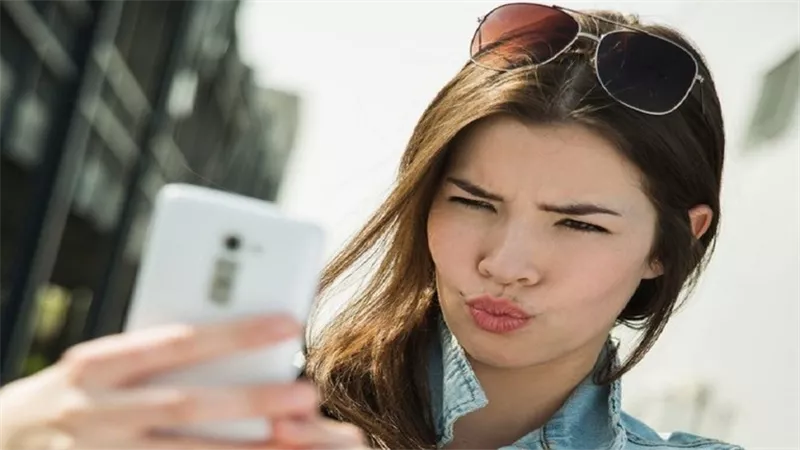 احذري .. صور السيلفي تهدد بظهور التجاعيد