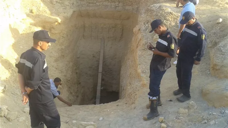 كردون امنى بقرية طهما لاستخراج جثة عامل من حفرة عمقها 10 أمتار .. صور