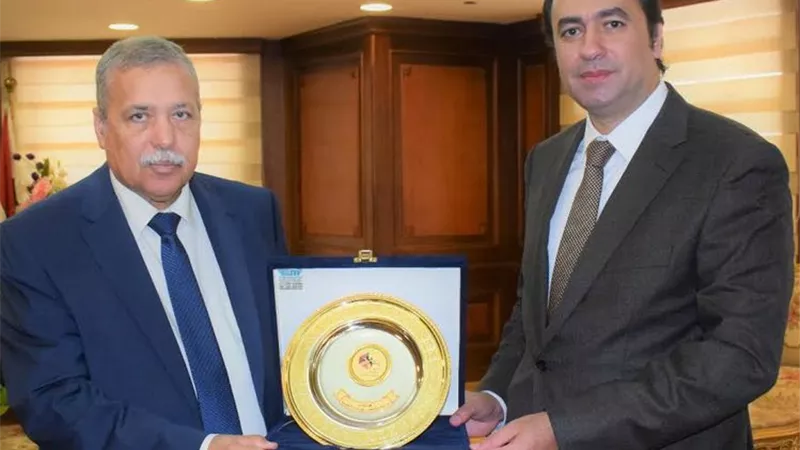 التربية والتعليم تهدي درع للمستشار عصام المنشاوي رئيس هيئة النيابة الادارية