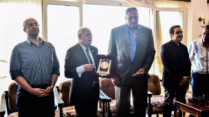 بالصور..محافظ بورسعيد يكرم رئيس بعثة منتخب اليد الفائز بكاس العالم