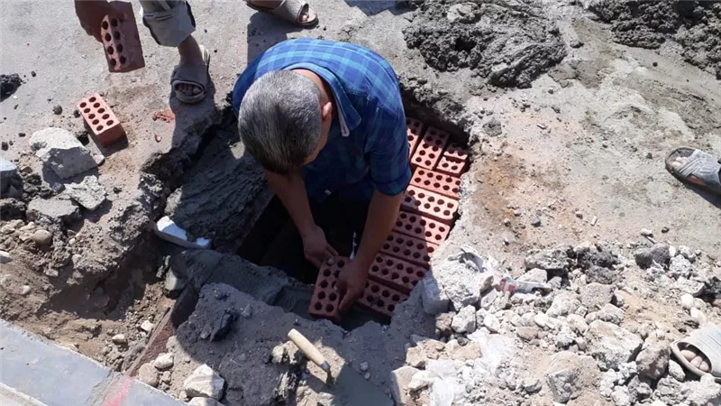تركيب ٦ اغطية صرف صحى بجنوب الجيزة .. صور