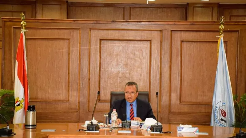 جامعة السويس يناقش الاستعداد للعام الدراسى الجديد