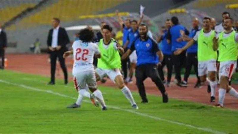 لقطة المباراة.. رد فعل الحكم الخامس بعد هدف عبد الله جمعة فى المقاصة.. صورة