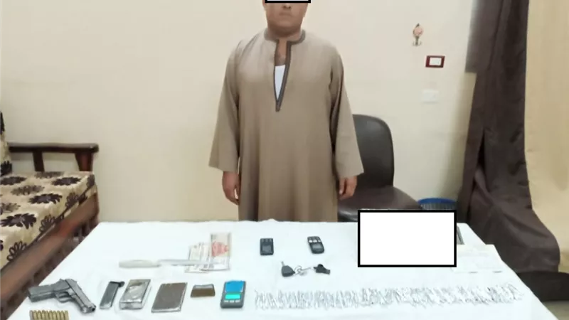 مباحث ابنوب تتمكن من ضبط شخص يقوم بالاتجار بالمواد المخدرة