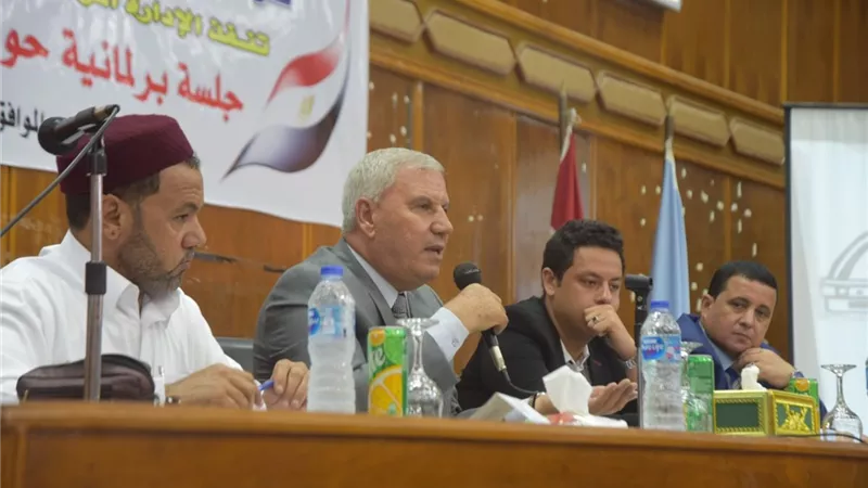 محافظ مطروح جارى توفير وسائل مواصلات لطلاب الكليات بفوكة ورأس الحكمة