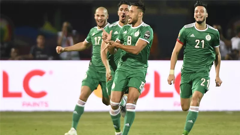 الأهلي السعودى يتعاقد مع يوسف بلايلي