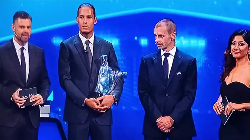 متفوقا على ميسي ورونالدو.. فان دايك يتوج بجائزة أفضل لاعب بأوروبا لعام 2019