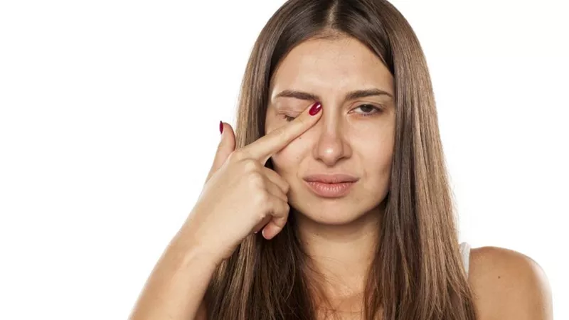 8 أسباب وراء رفة العين.. تنذرك بالجفاف والحساسية