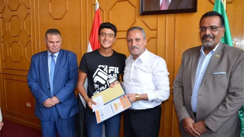 محافظ الإسماعيلية يكرم أبطال العالم في الغوص والانقاذ..صور
