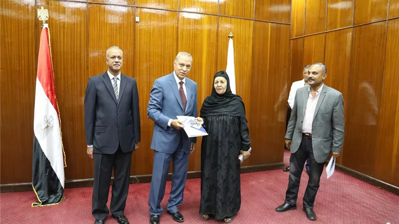 محافظ قنا يسلم 233 عقد تقنين أراضى أملاك الدولة للمستفيدين